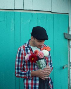 Dela1 Man holding flowers